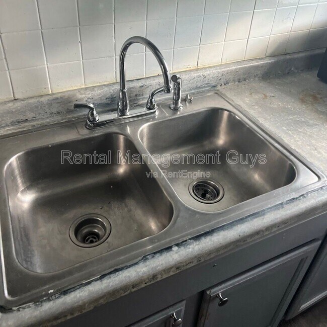 Building Photo - 2110 Fremont Ave N