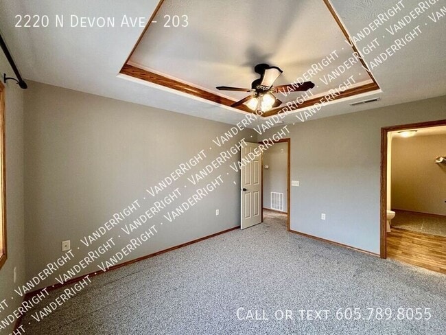 Building Photo - 2220 Devon Ave