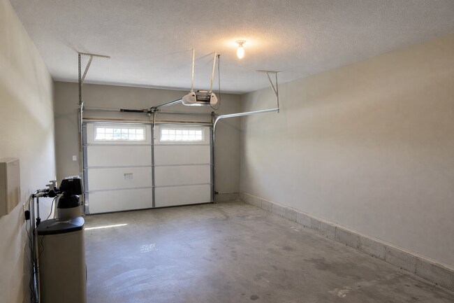 Building Photo - $1500 3 Bedroom 2 Bath Modern Brick Home!