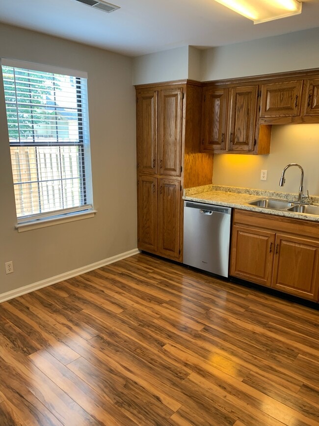 Building Photo - 830 Brentwood Pointe