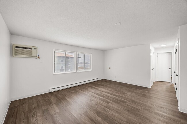 Building Photo - Classic Large One Bedroom