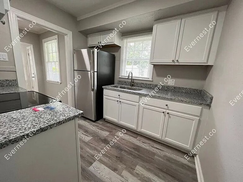 Building Photo - 1418 Division St