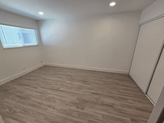 Building Photo - Charming 3 BR / 2BA with a large yard and ...