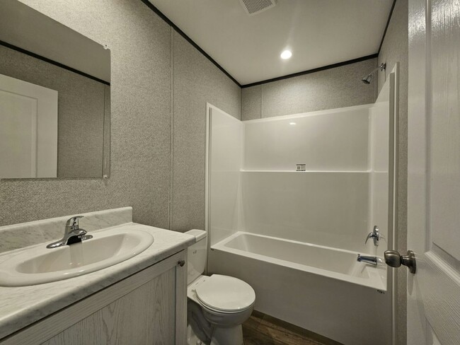 Building Photo - 557 Suwanee Dr