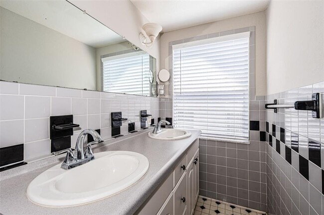 Building Photo - 833 1st St NE