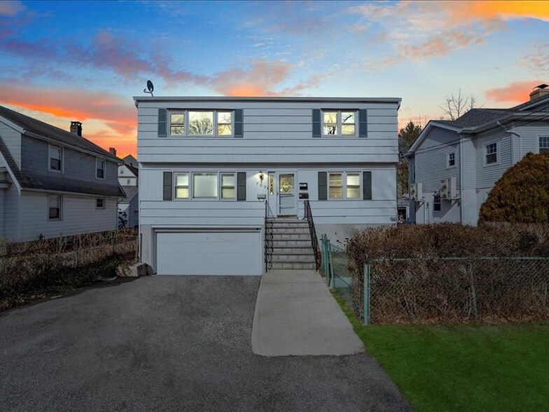 Primary Photo - 709 Hall St