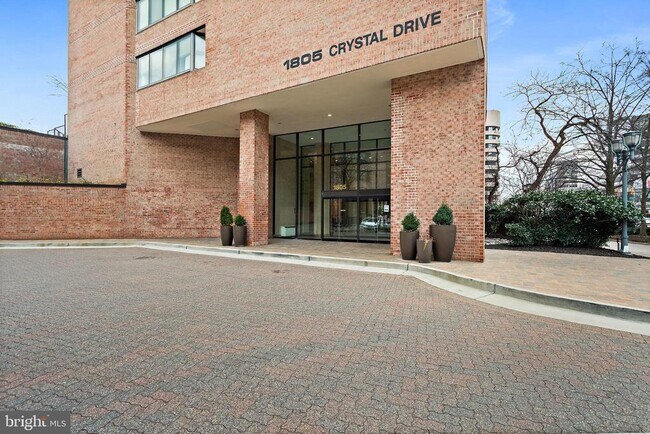 Building Photo - 1805 Crystal Dr