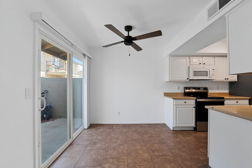 Building Photo - 1336 N 85th Pl