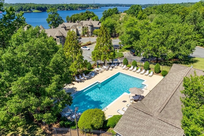Building Photo - Charming 2 bed 2 bath condo with great water views in gated community in Charlotte on Lake Wylie!