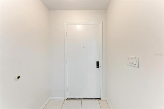 Building Photo - 835 S Osprey Ave