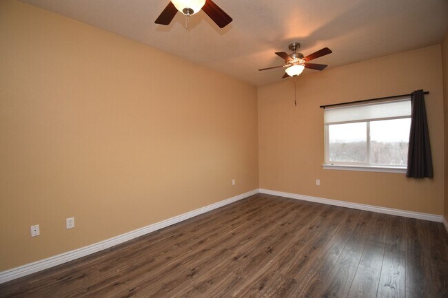 Building Photo - Great 2 Bed 2 Bath Unit in Millcreek!!!