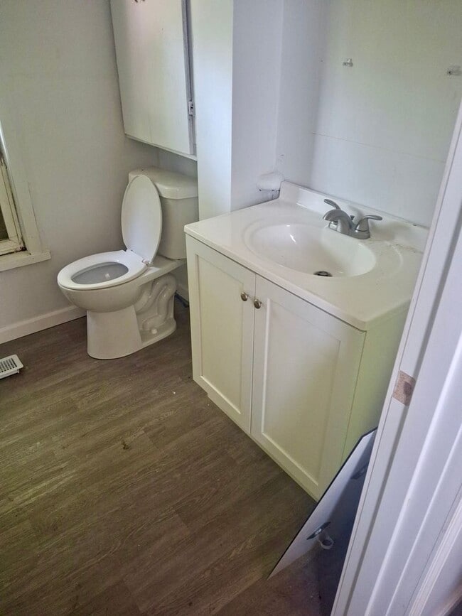 Building Photo - 2 Bedroom 1 Bath with All New Interior