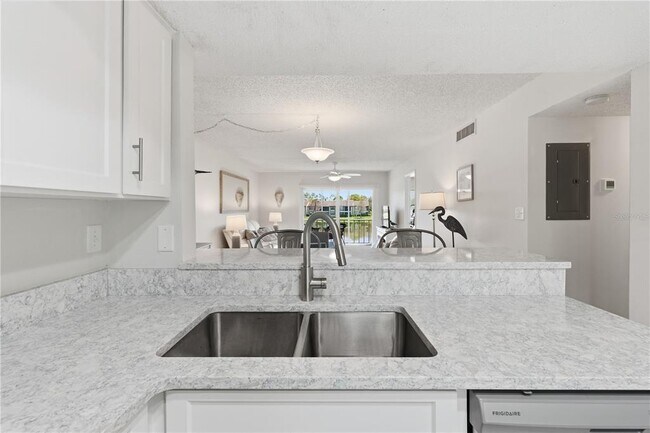 Building Photo - 240 Cypress Ln