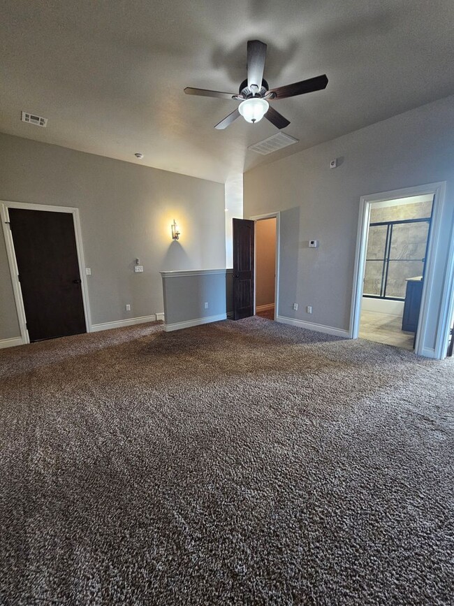 Building Photo - (2) Bed/(2.5) Bath Townhome in Gated Commu...