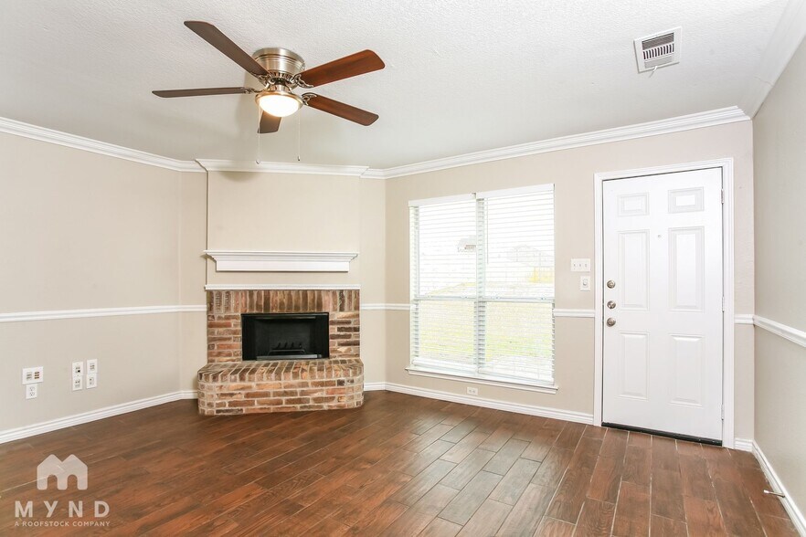 Building Photo - 421 Pin Oak Ln