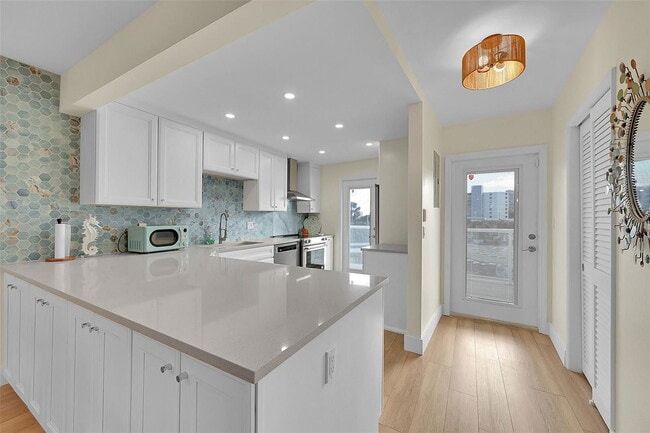 Building Photo - 2731 NE 14th St