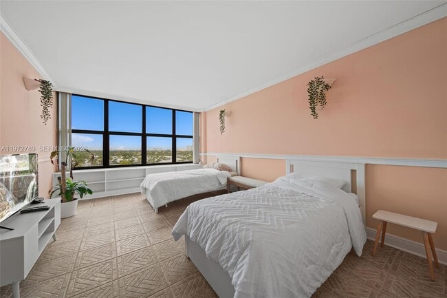 Building Photo - 2500 Parkview Dr