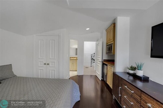 Building Photo - 3311 NE 57th Ct