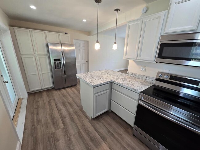 Building Photo - 2921 Sunset Rd