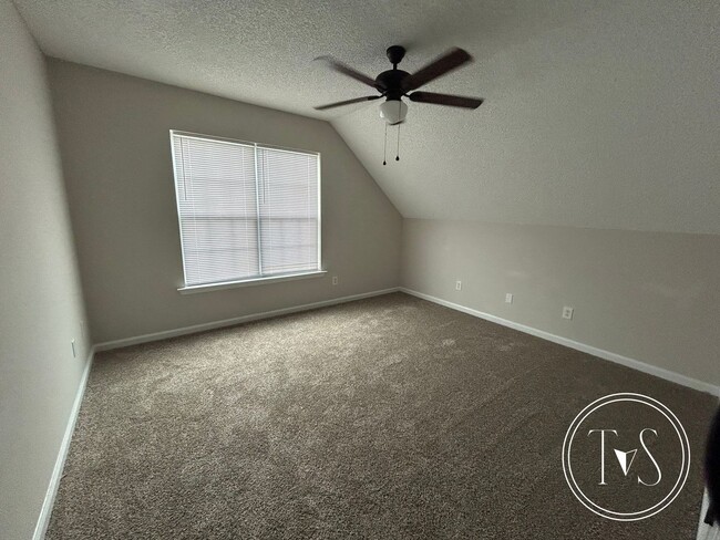 Building Photo - 1825 Lawnwood Dr