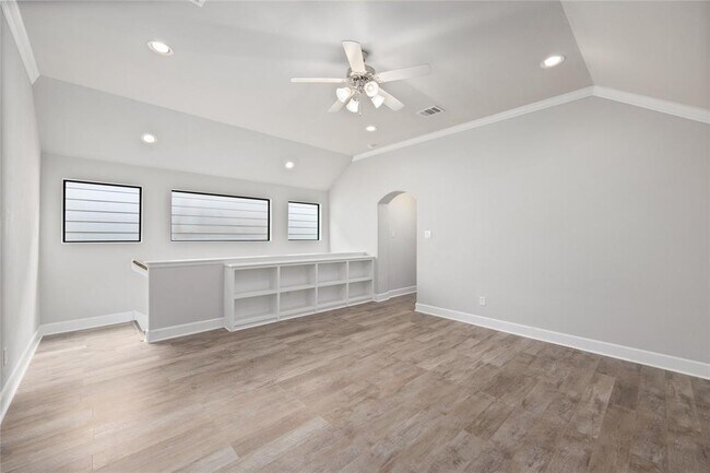 Building Photo - 833 W 24th St