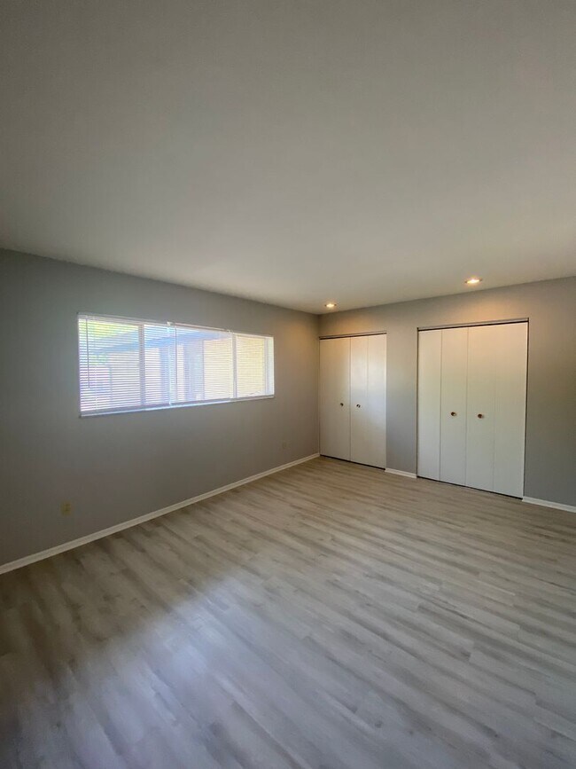 Building Photo - Ready now! Updated One Bedroom One Bath in...