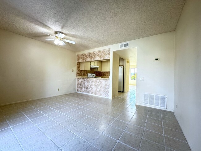 Building Photo - Available Now!! Charming 2 Bed/ 1.5 Bath I...