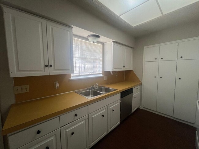 Building Photo - 6517 Dunn Dr