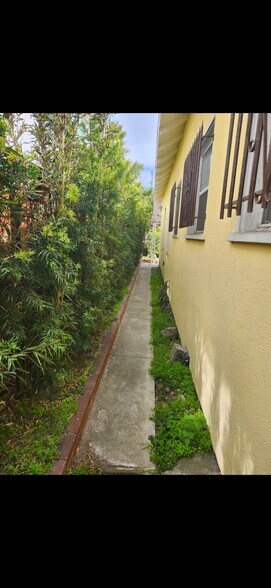 Building Photo - 33 Wavecrest Ave