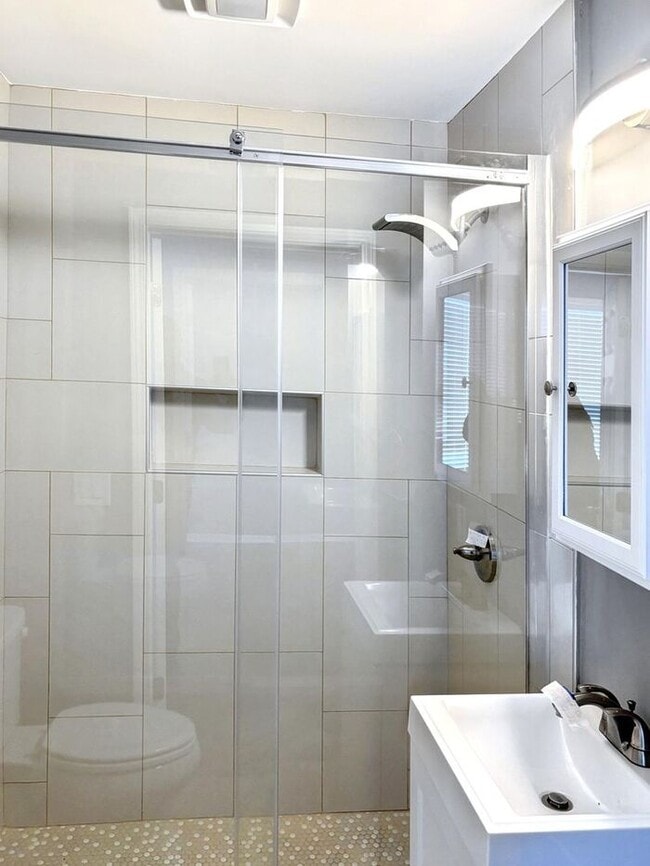 Building Photo - Comfortable 3-Bedroom Home with Garage and...