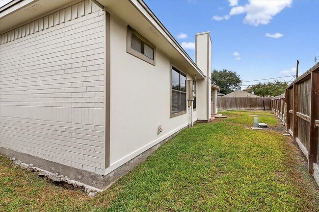 Building Photo - 4453 Lake George Dr