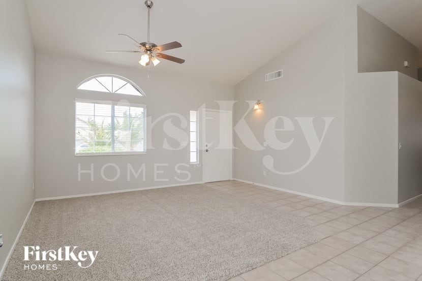 Building Photo - 127 E Tamarack Dr