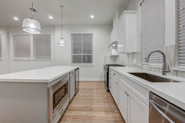 Building Photo - 3BR, 3.5BA Townhome with Balcony, Yard & D...