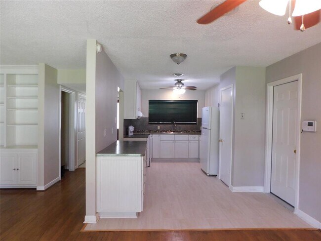 Building Photo - 9710 Pine Lake Dr