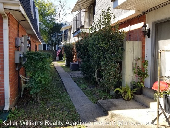 Primary Photo - 2 br, 1 bath House - 211 Versailles Unit 10