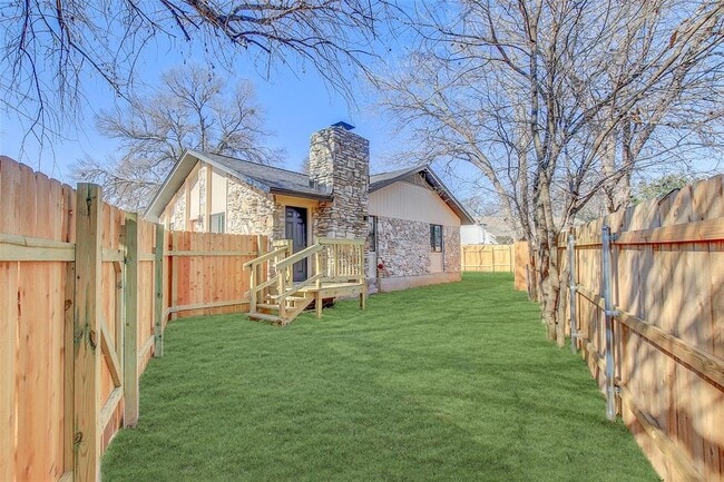 Building Photo - 1402 Valleyridge Cir