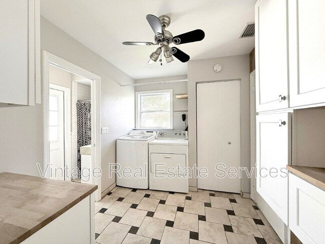 Building Photo - 105 N Aurora Ave