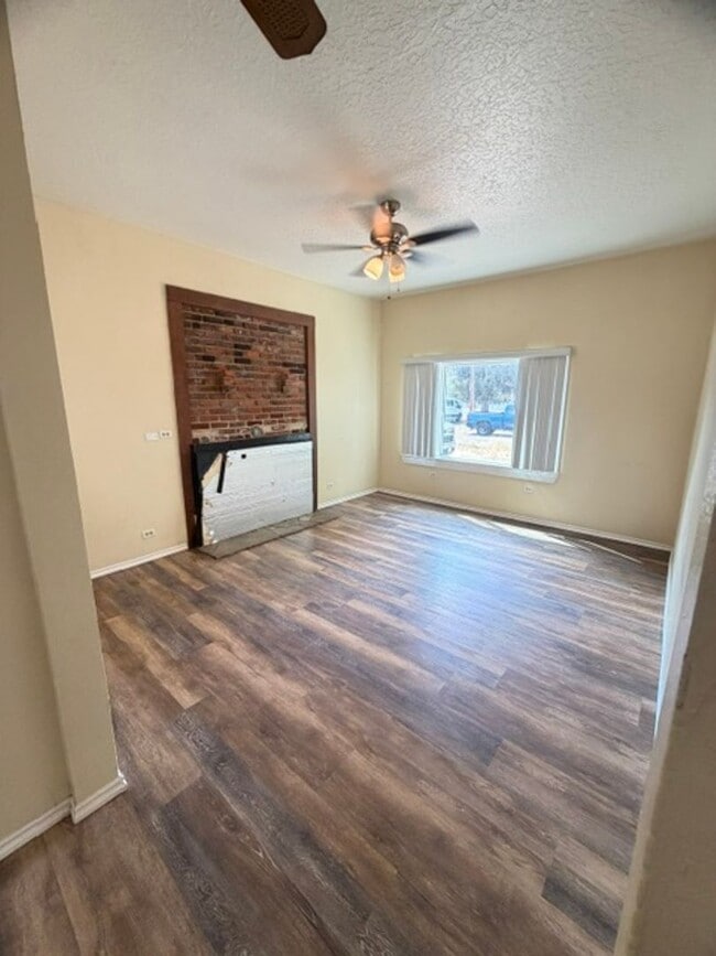 Building Photo - 363 E Elm St
