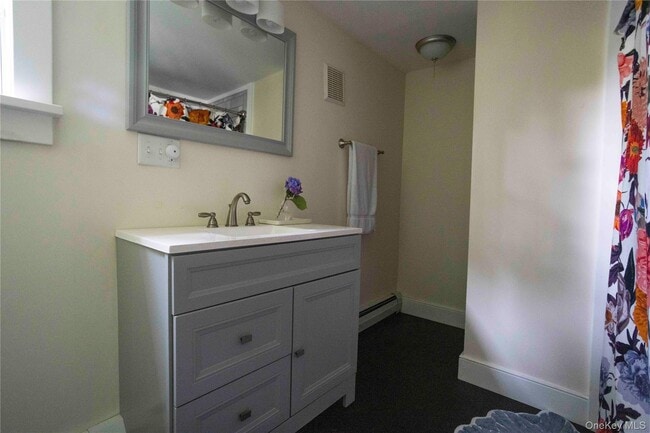 Building Photo - 2 Locust St