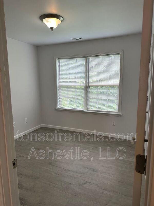 Building Photo - 33 Mallard Run Dr