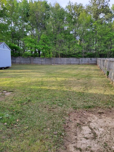 Building Photo - 10770 Oak Leaf Dr