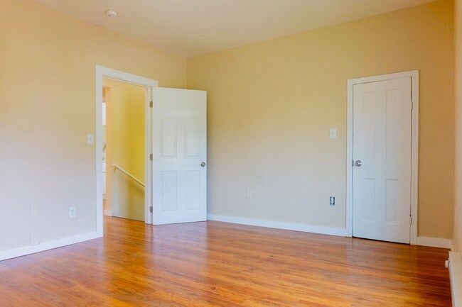 Building Photo - Spacious 3 bedroom / 2 bathroom single family home available in Tacoma!