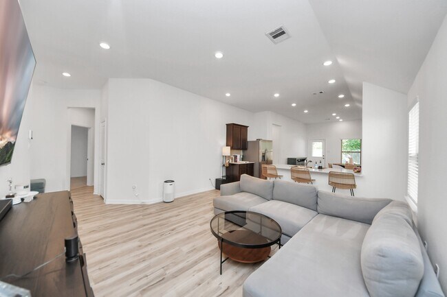 Building Photo - 1114 Bulwark