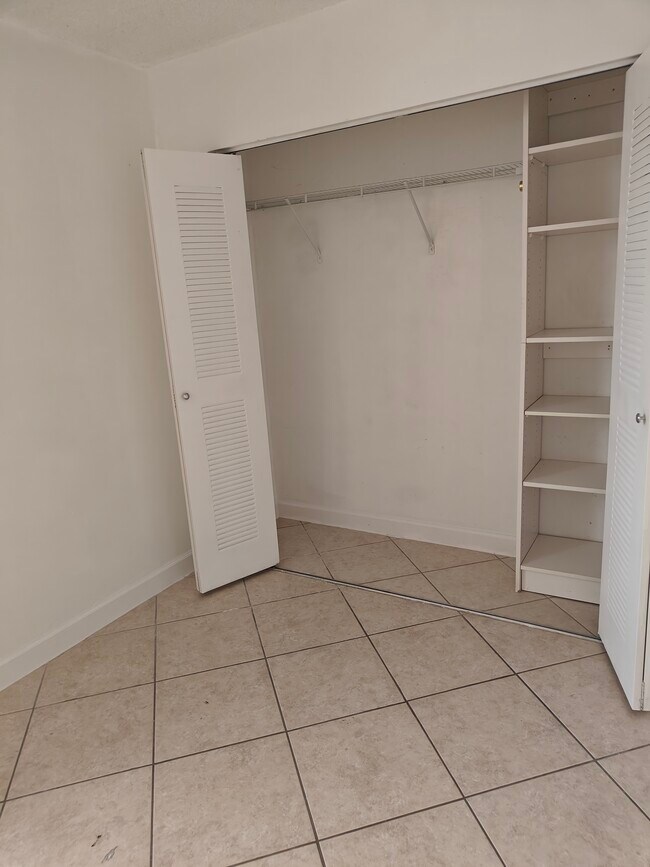 Master Closet - 4156 W 10th Ln