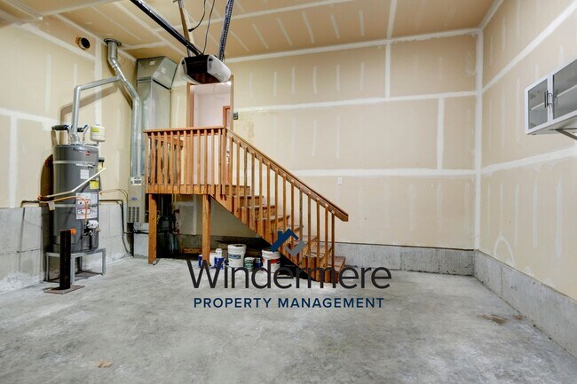 Building Photo - Two story 4 bedroom 2.5 bath Home.