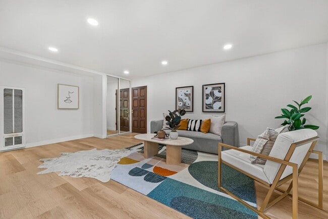 Building Photo - 280 Easy St