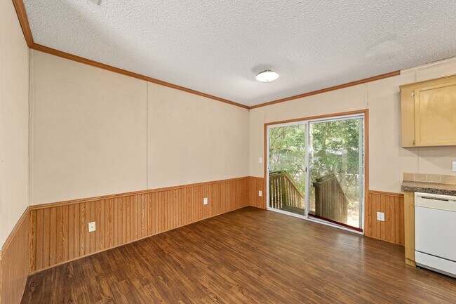 Building Photo - Spacious 3BR/2BA Home  Available Now!