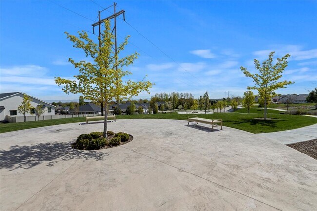 Building Photo - 5 Bed 3 bath Golf Course Neighborhood