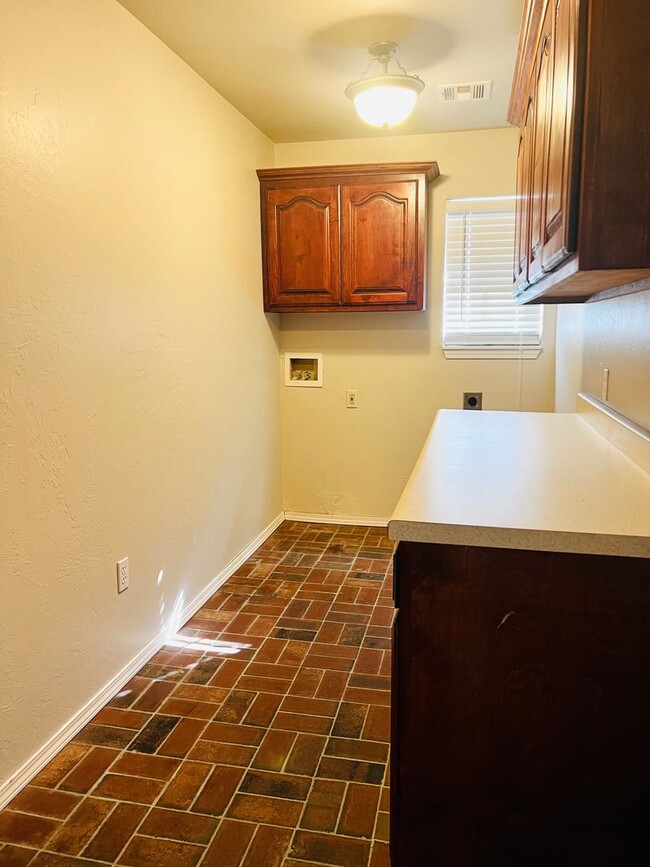 Building Photo - Gorgeous 3BD 2BA with Bonus Office Space i...