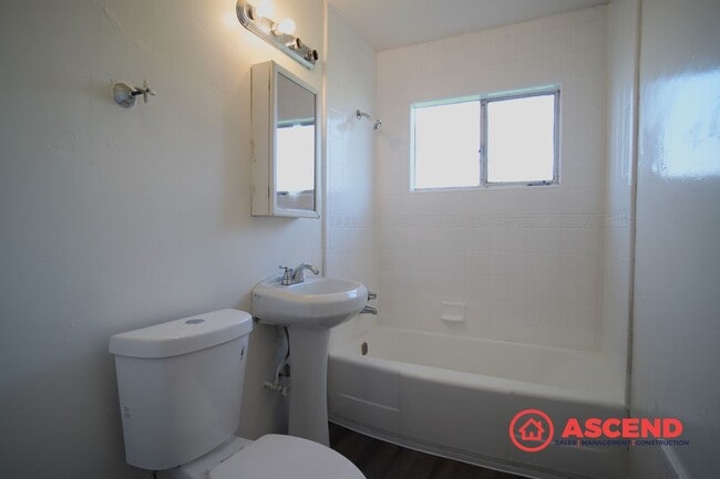 Building Photo - Charming Home in Central Bakersfield!